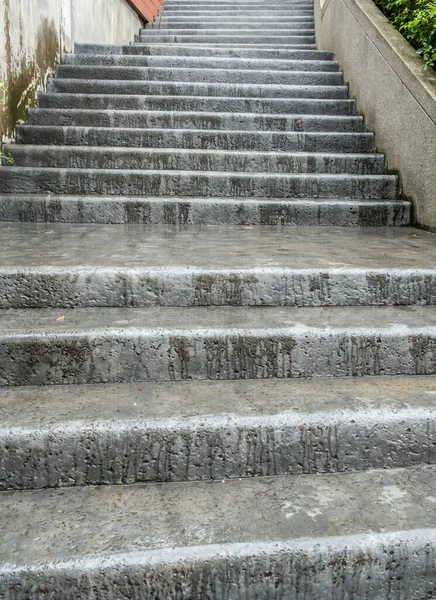 Nasse Betontreppe Einfachen Hintergrund — Stockfoto