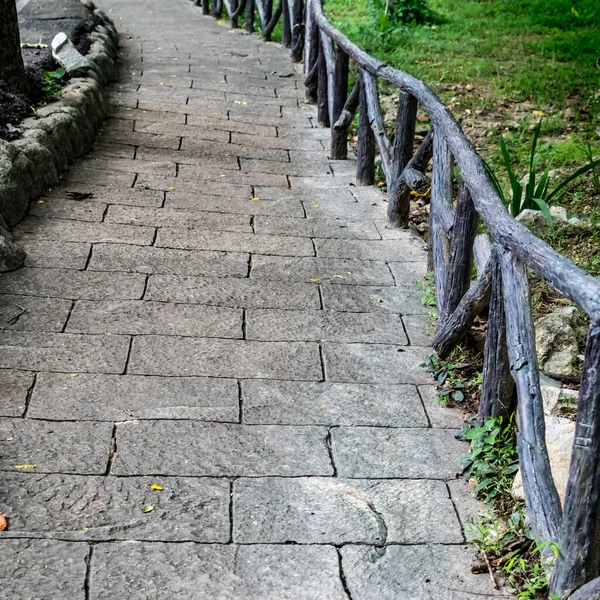 Sendero Hormigón Con Barandilla Ramas Árboles Artificiales Parque — Foto de Stock