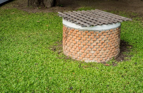 Brown Brick Water Well Green Grass — Stock Photo, Image