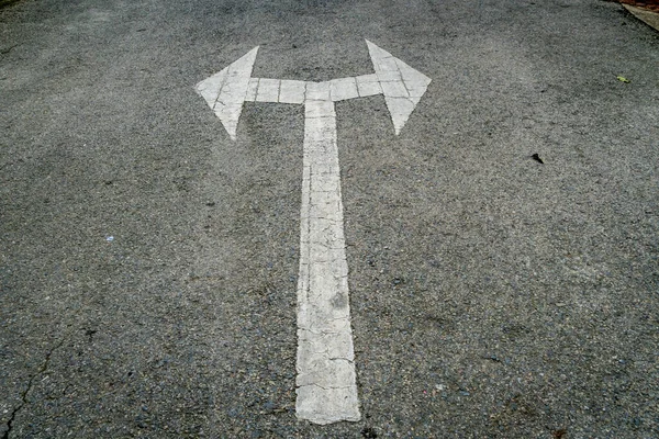 Route Asphaltée Avec Panneau Blanc Deux Flèches — Photo