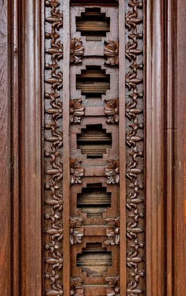 寺院の木工芸タイの古典的なパターン — ストック写真