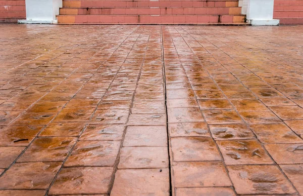 階段付きの湿ったコンクリート床 — ストック写真