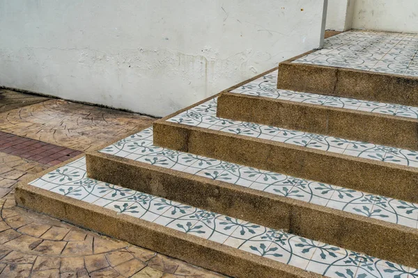 Белая Керамическая Плитка Небольшой Гравийной Бетонной Лестницей — стоковое фото