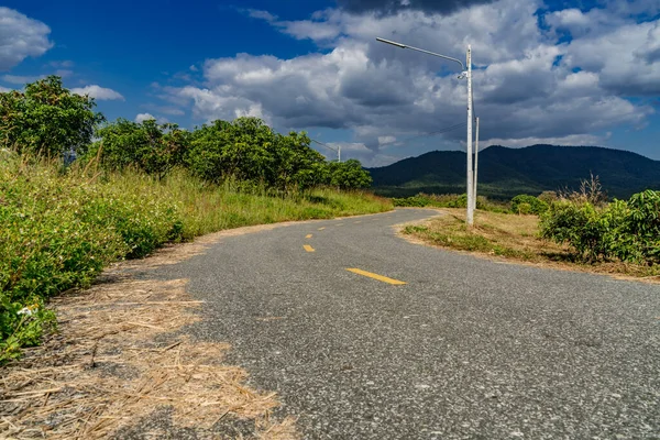 Strada Asfaltata Con Foresta Tropicale Verde Nella Campagna Della Thailandia — Foto Stock