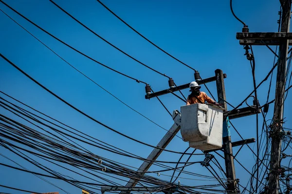 Elektrik direğiyle çalışan adam.