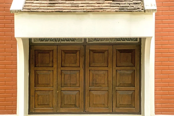 Janelas Madeira Com Parede Tijolo — Fotografia de Stock