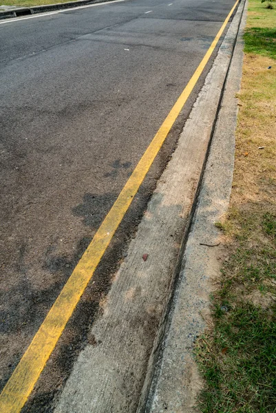 Asfalt Yolda Beton Kaldırımlı Sarı Çizginin Perspektifi — Stok fotoğraf
