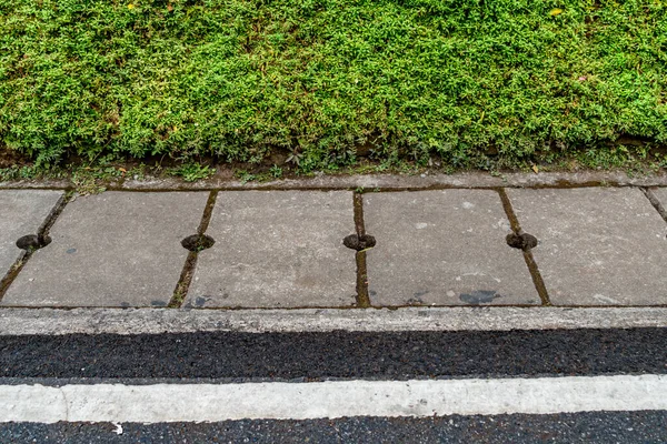 Scarico Dell Acqua Calcestruzzo Sul Marciapiede — Foto Stock