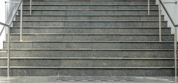 Escadaria Granito Cinza Com Corrimão Inoxidável — Fotografia de Stock