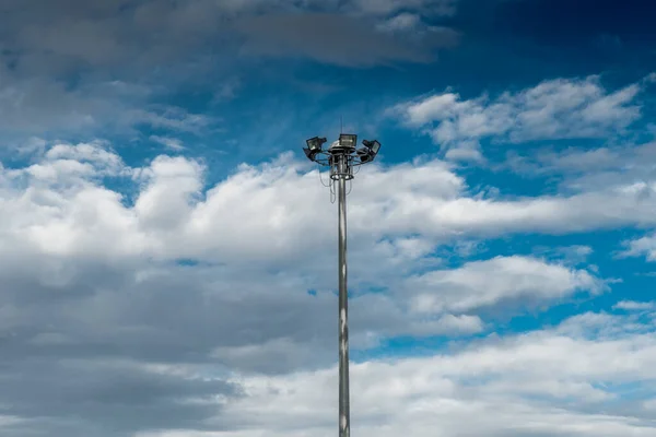 Точковий Світловий Полюс Фоні Хмари Блакитного Неба — стокове фото