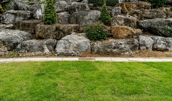 Giardino Roccioso Con Prato Verde Tombino Cemento Nel Parco — Foto Stock