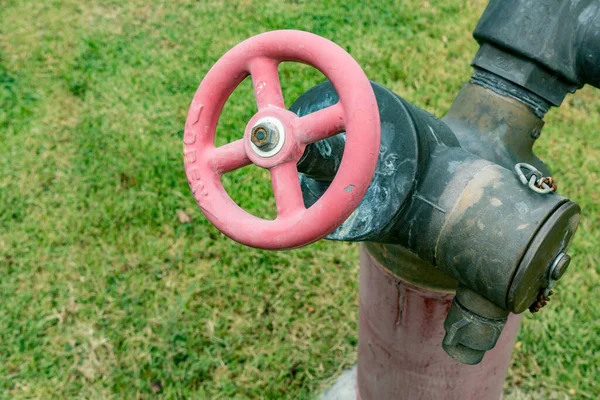 Hidrante Fuego Con Válvula Roja Sobre Hierba —  Fotos de Stock