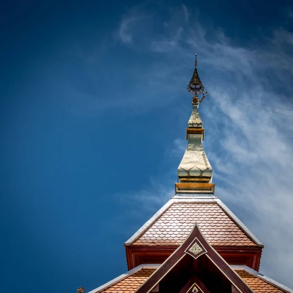 Část Thajského Chrámu Střecha Modrým Nebem Pozadí — Stock fotografie