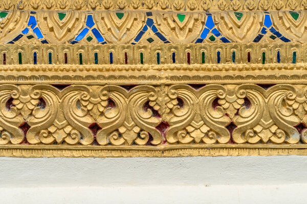 Тайский древний золотой штукатурки штукатурки и цветного стекла в храме