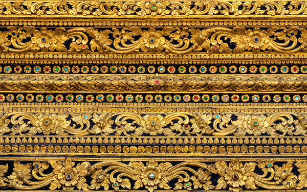 Тайская античная штукатурка из золота с цветным стеклом в храме