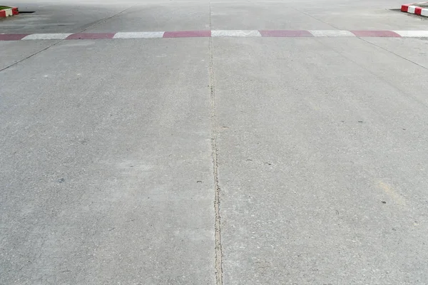 Estrada Concreto Velho Com Colisão Velocidade Vermelha Branca — Fotografia de Stock