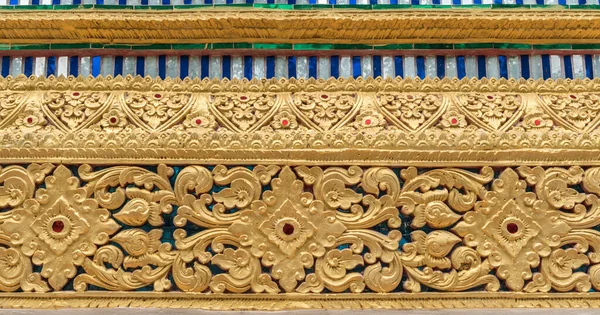 泰国古代黄金混凝土粉刷和寺庙彩色玻璃 — 图库照片