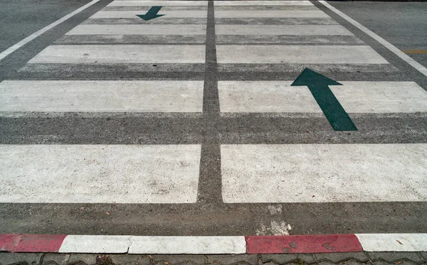 Leerer Zebrastreifen Auf Asphaltierter Straße Mit Rot Weißem Schild Gehweg — Stockfoto