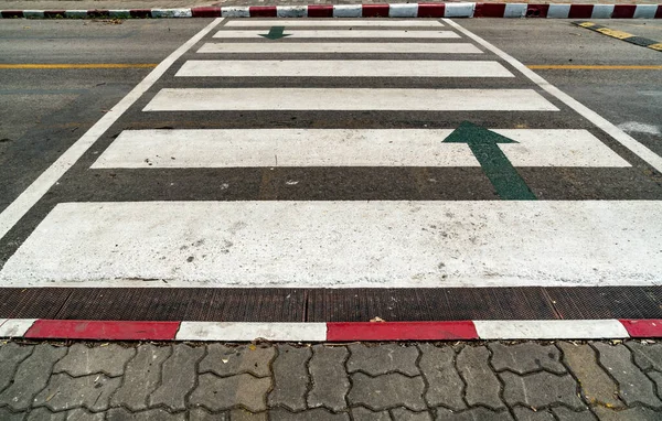 Leerer Zebrastreifen Auf Asphaltierter Straße Mit Rot Weißem Schild Gehweg — Stockfoto