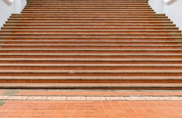 茶色の高齢者のタイルコンクリート階段 — ストック写真