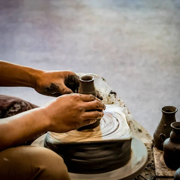 Mains Façonnant Pot Argile Sur Roue Poterie — Photo