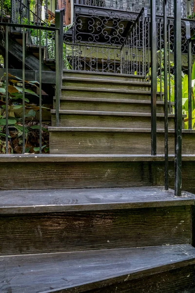 公園内に黒い鉄の手すりのある古い木製の階段 — ストック写真