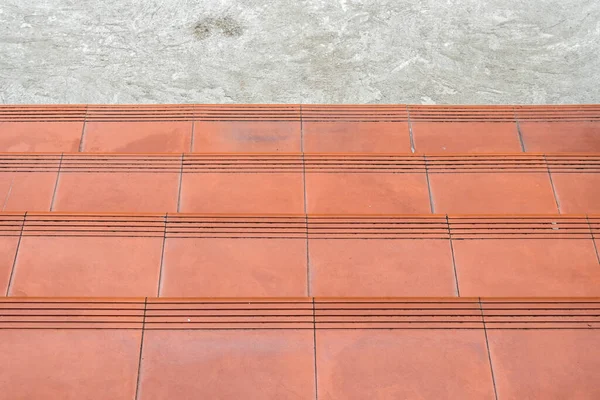 脇の下の茶色のセラミックタイルの階段 — ストック写真