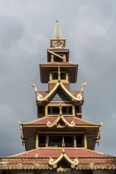 Del Thai Tempel Tak Med Mörkt Moln Bakgrund — Stockfoto