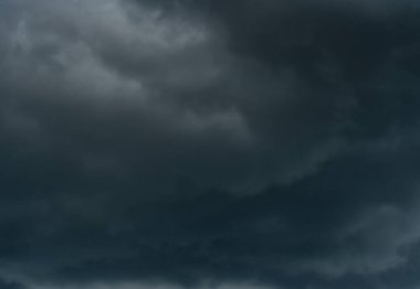 Kara gök gürültülü fırtına bulutu