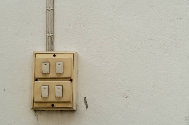 Beyaz duvarda Uzunluk Düğmesi