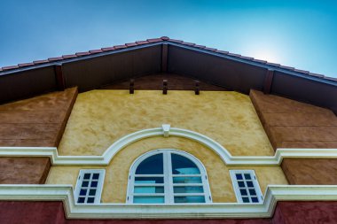 Çatı kısmı kahverengi beton duvarda kapalı pencereler