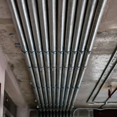 Metal güç borusu tavanda