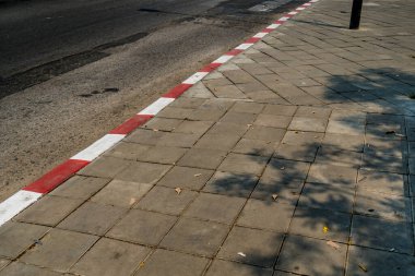 Asfalt yol ve beton blok kaldırım kırmızı ve beyaz beton kaldırımlı