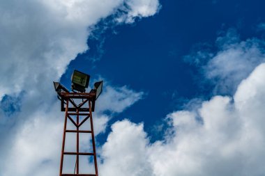 Leke direği bulut ve mavi gökyüzü arka planında