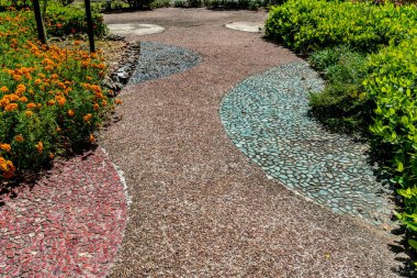 Parkta beton çakıl yolu