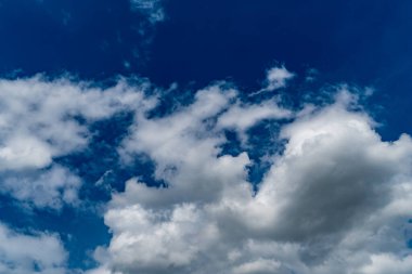 Mavi gökyüzü arkaplanlı beyaz bulut