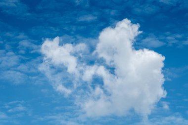 Mavi gökyüzü arkaplanlı beyaz bulut