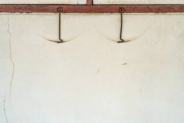 Demir kancalı eski beyaz beton duvar dokusu