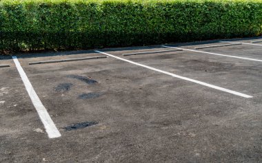 Asfalt, çitli boş otopark