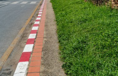 Kırmızı ve beyaz kaldırımlı asfalt yol