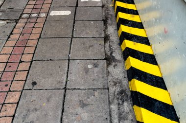 Yaya yolunda siyah ve sarı trafik işareti