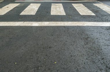Asfalt yolda beyaz yaya geçidi