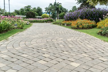 Parkta beton blok yolu