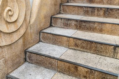 Kirli Beton küçük çakıl desenli merdiven