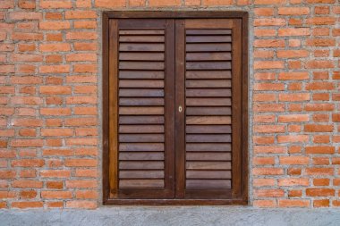 Kahverengi ahşap pencere kahverengi tuğla beton duvarda