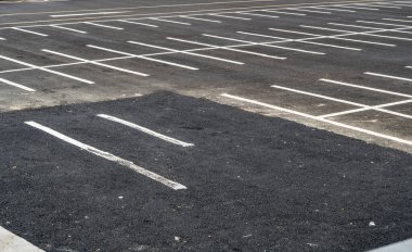 Asfalt, çitli boş otopark