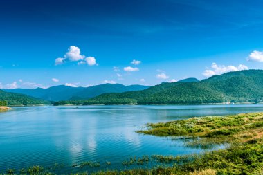 Mavi arka planda dağlı göl