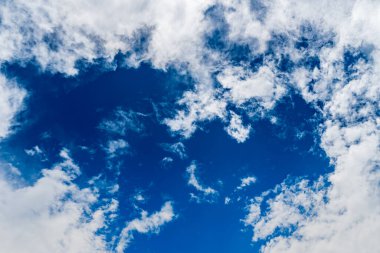 Mavi gökyüzü arkaplanlı beyaz bulut