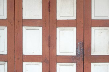 Kahverengi kenarlı eski ahşap beyaz kapı