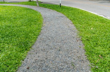 Parktaki gri çakıl yolu.